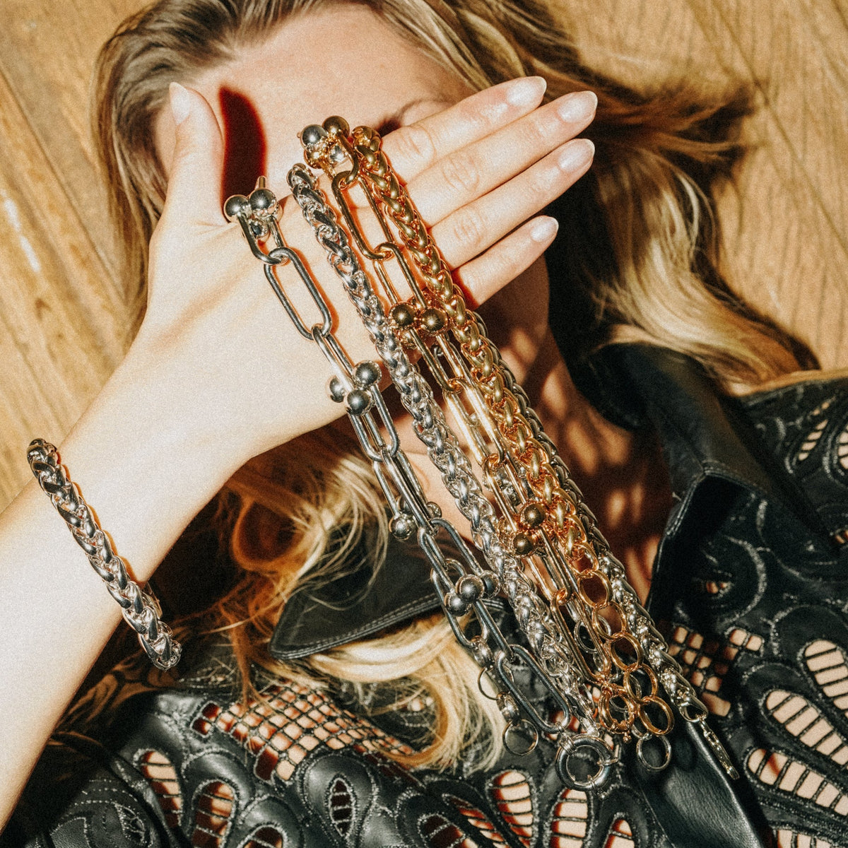 Comment superposer bracelets et colliers ? L’art du mix & match
