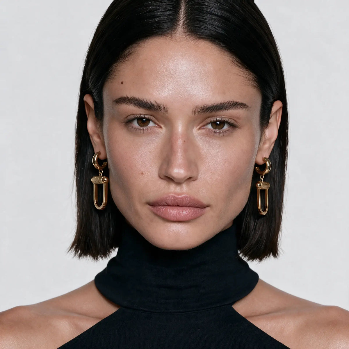 Boucles Montorgueil portées de face avec un haut noir.