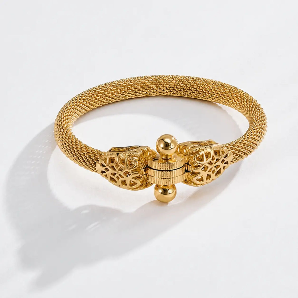 Bracelet Ménilmontant doré, maille fine et embouts ajourés.
