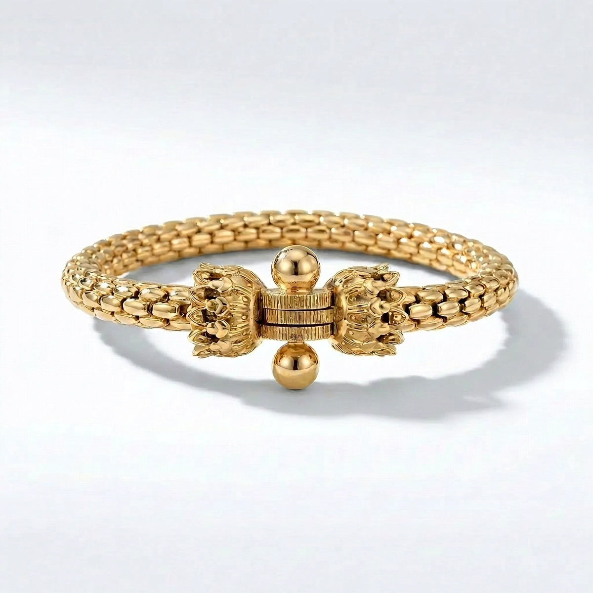 Bracelet Montorgueil doré, vue de face du fermoir à vis.