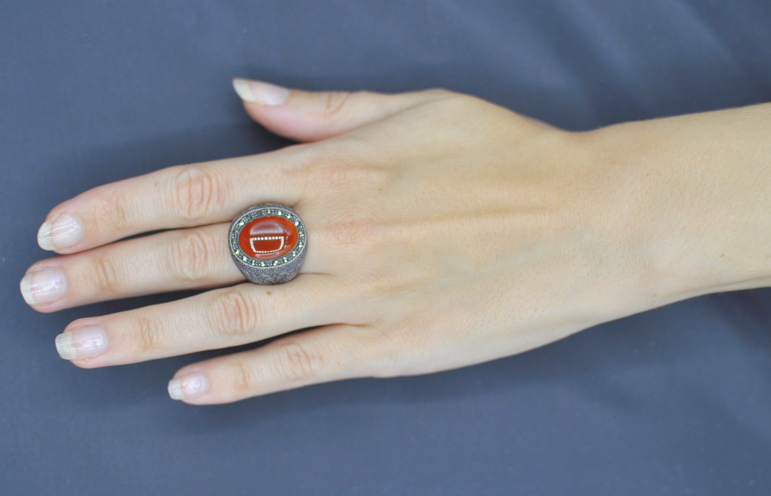 VINTAGE CHEVALIERE RING MIT ROTEM ACHAT-CABOCHON AUS 925ER SILBER UND HALBEDELSTEINEN - MY LITTLE VENDOME