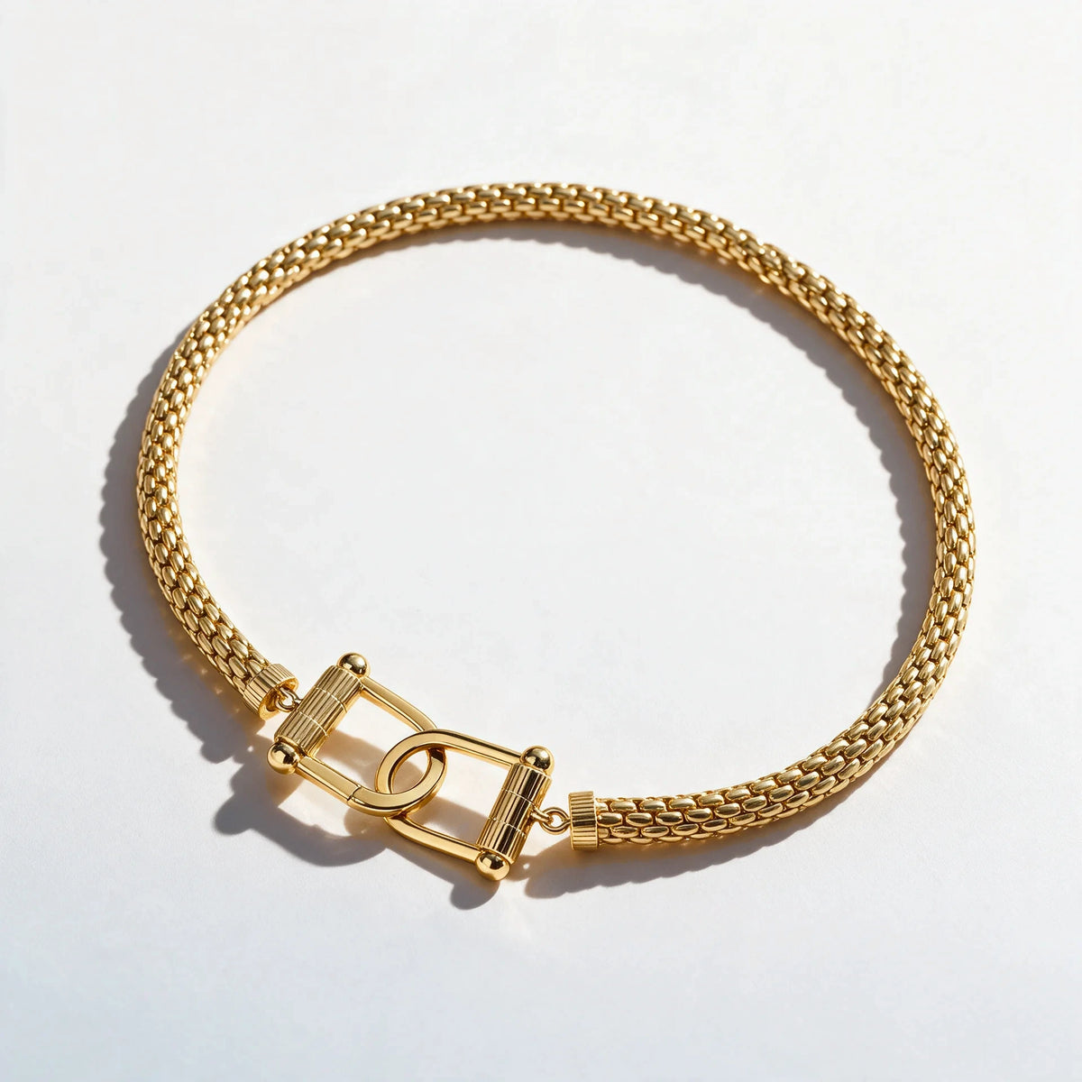 Collier Montorgueil doré, seul sur fond clair.