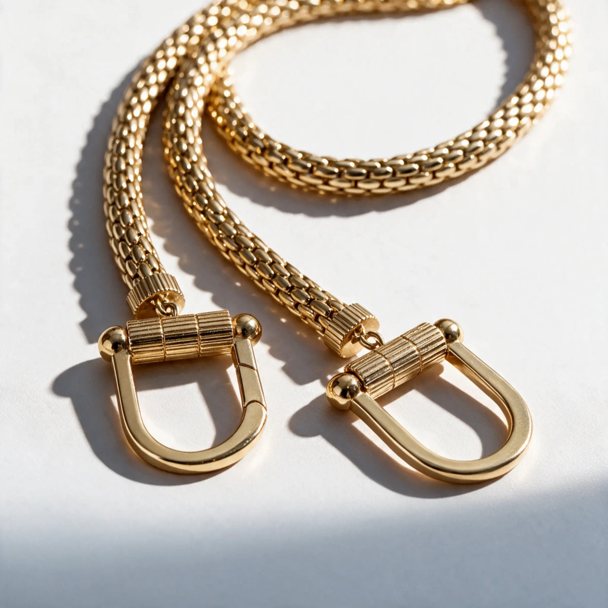 Gros plan sur le fermoir locker du collier Montorgueil.