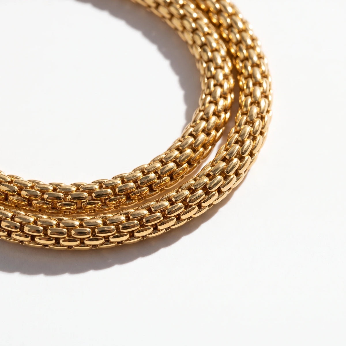 Gros plan sur la maille dorée du collier Montorgueil.