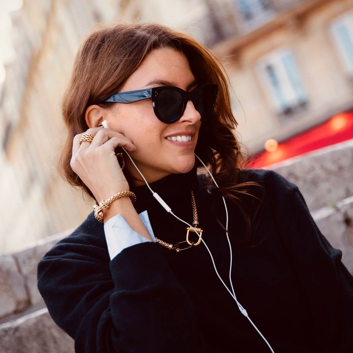 Collier, bracelet et bague Montorgueil portés ensemble dans la rue.