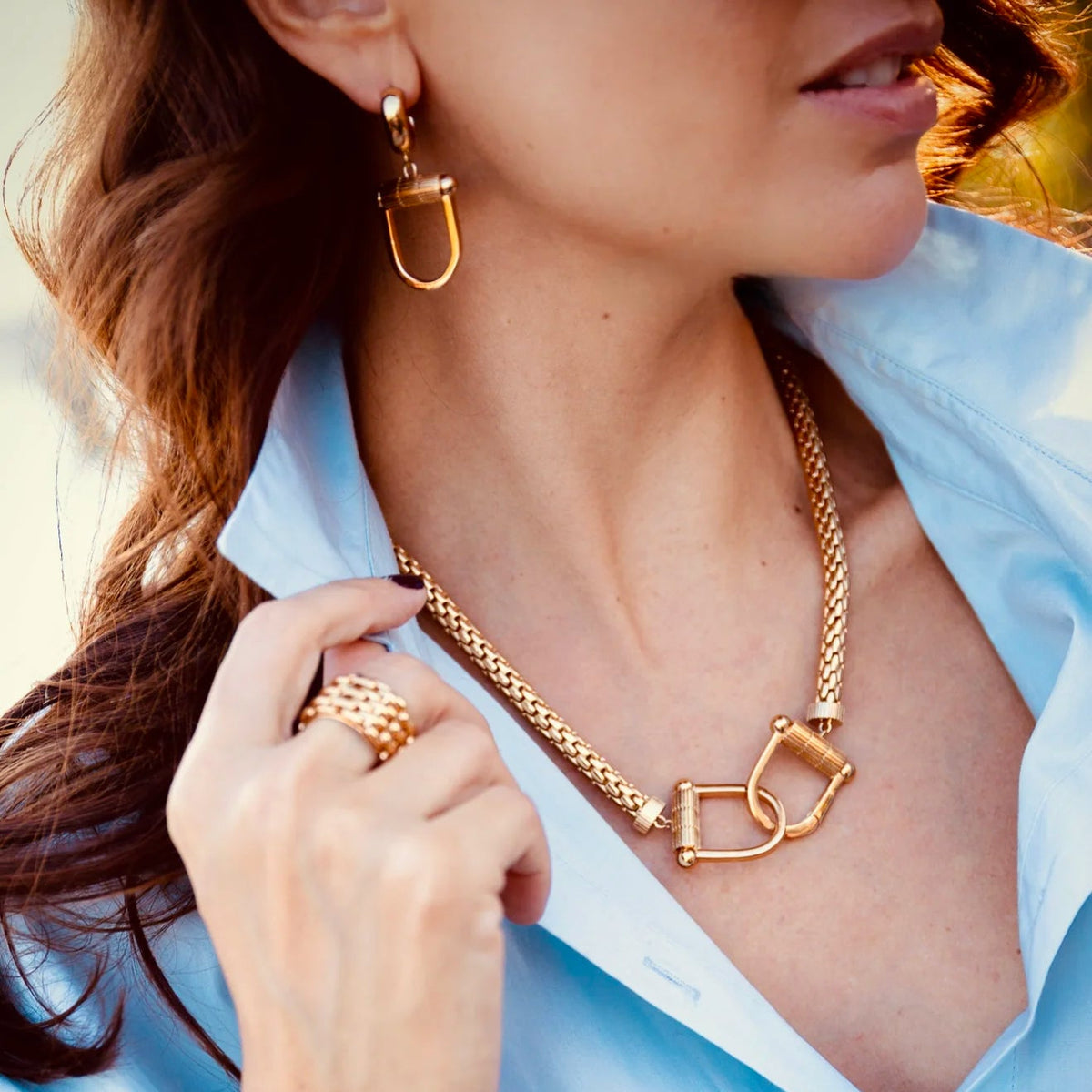 Collier Montorgueil porté sur une chemise bleue, avec les boucles et la bague.