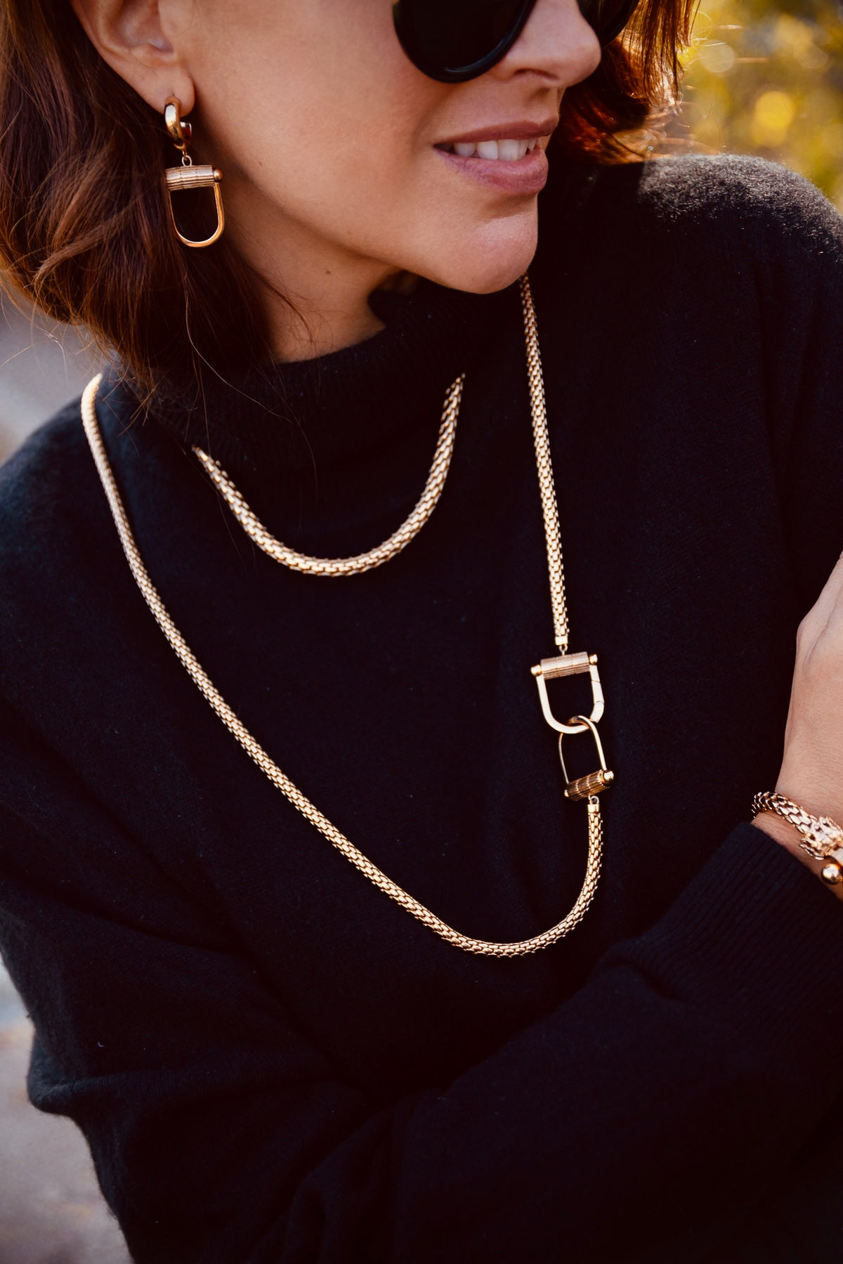 Collier et sautoir Montorgueil associés sur un haut noir.